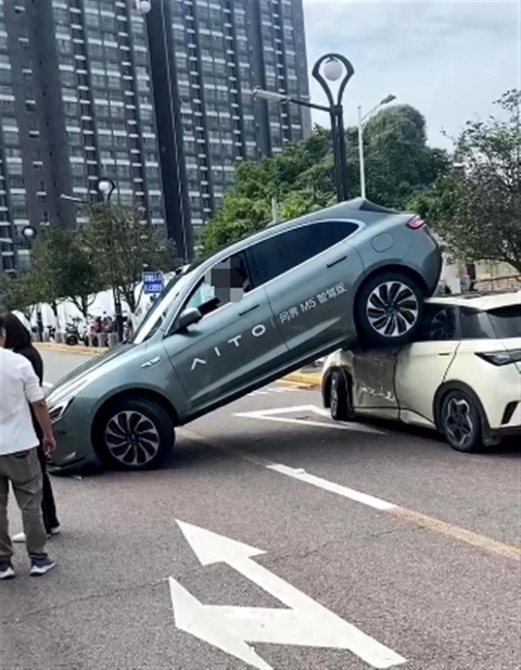 Nhầm chân ga, ô tô… lùi lên nóc xe khác - Ảnh 2. Hình ảnh được chụp tại hiện trường - Ảnh: Sohu