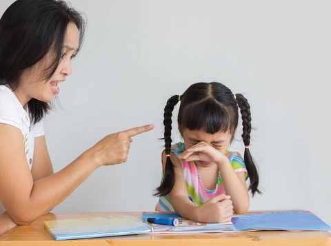 Trải nghiệm cùng học cùng chơi với trẻ nhỏ - Ảnh 2. Bỏ qua cảm xúc của con sẽ tạo ra những tổn thương tuổi thơ cho trẻ - Ảnh minh họa