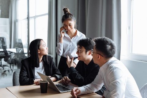 Cách giao tiếp của một lãnh đạo thành công- Ảnh 1. Hãy khiến nhân viên thấy việc chủ động liên hệ với sếp là bình thường - Nguồn ảnh: Pexels