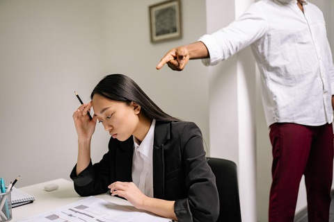 Chân dung những công sở sắp mất nhân viên- Ảnh 1. Nhân viên của bạn đang được hỗ trợ hay đang bị o ép?- Nguồn ảnh: Pexels