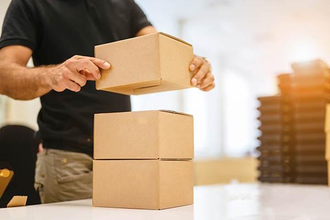 Công việc của nhân viên giao nhận hàng (phần 1)- Ảnh 3. Nhân viên giao nhận hàng hóa tiếp nhận hàng tại kho của công ty - Ảnh: Pexels.