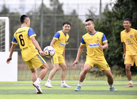 Sáng nay khai mạc Vòng chung kết Giải vô địch bóng đá công nhân toàn quốc 2023 - Ảnh 2. Đội Công đoàn Nghệ An cũng hăng say trên sân tập - Ảnh: QUANG ĐỊNH