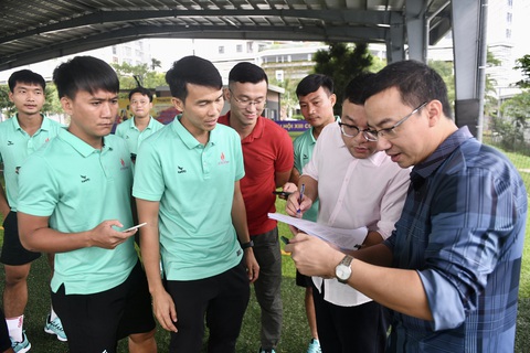Sáng nay khai mạc Vòng chung kết Giải vô địch bóng đá công nhân toàn quốc 2023 - Ảnh 4. Kiểm tra tư cách cầu thủ trên phần mềm VssID - Ảnh: QUANG ĐỊNH