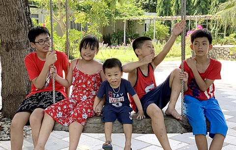 Trẻ em của nhiều gia đình cùng vui chơi với nhau trong ngày nghỉ tại Côn Đảo, tỉnh Bà Rịa - Vũng Tàu - Ảnh: ĐÔNG HÀ Trẻ em của nhiều gia đình cùng vui chơi với nhau trong ngày nghỉ tại Côn Đảo, tỉnh Bà Rịa - Vũng Tàu - Ảnh: ĐÔNG HÀ
