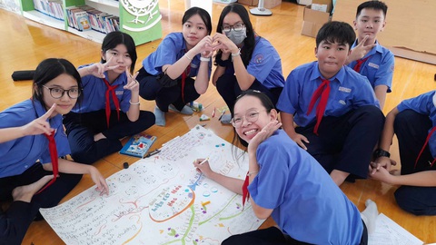 Trường xin không nhận hoa ngày 20-11 mà thay bằng thẻ bảo hiểm y tế học sinh - Ảnh 1. Học sinh Trường THCS Nguyễn Văn Luông, quận 6, TP.HCM trong một hoạt động học tập - Ảnh: GIA HUY
