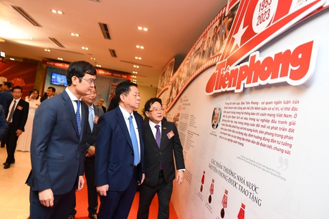 70 năm Tiền phong ra số báo đầu tiên - Ảnh 1. Ông Nguyễn Trọng Nghĩa - trưởng Ban Tuyên giáo Trung ương và Bí thư thứ nhất Trung ương Đoàn Bùi Quang Huy tham quan triển lãm lịch sử báo Tiền Phong - Ảnh: T.P.