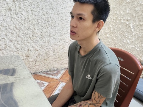 Khởi tố bị can đâm thượng úy công an trọng thương - Ảnh 1. Trần Trọng Gia Bảo tại cơ quan công an - Ảnh: CACC