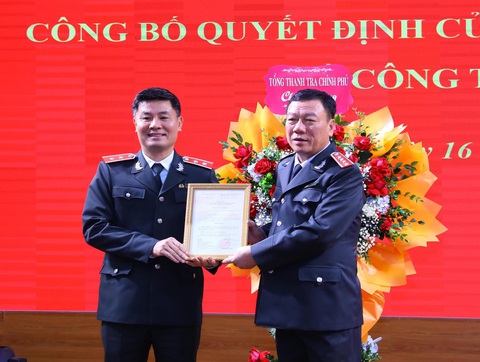 Trao quyết định bổ nhiệm phó tổng Thanh tra Chính phủ - Ảnh 1. Tổng Thanh tra Chính phủ Đoàn Hồng Phong (phải) trao quyết định và tặng hoa ông Nguyễn Văn Cường - Ảnh: THANH TRA CHÍNH PHỦ