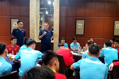HLV Philippe Troussier phổ biến kế hoạch trong những ngày tới trước toàn đội - Ảnh: VFF HLV Philippe Troussier phổ biến kế hoạch trong những ngày tới trước toàn đội - Ảnh: VFF