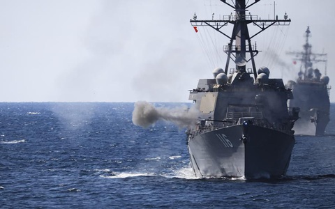 Trung Đông thêm căng thẳng: Tàu chiến Mỹ bắn hạ drone ở Biển Đỏ - Ảnh 1. Tàu khu trục USS Thomas Hudner khai hỏa trong lúc huấn luyện ở Đại Tây Dương vào ngày 30-3 năm nay - Ảnh: HẢI QUÂN MỸ