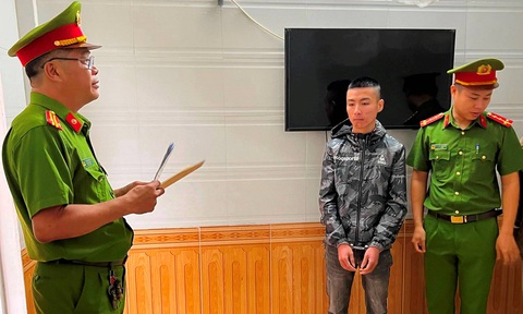 Bắt thanh niên 20 tuổi cho vay nặng lãi, vay 1 triệu phải trả lãi 10 ngàn đồng/ngày - Ảnh 1. Trần Phú Ba vừa bị Công an Quảng Trị tạm giữ vì cho vay nặng lãi - Ảnh: H.T