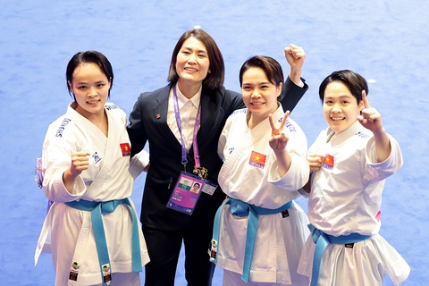 Đội kata nữ Việt Nam giành huy chương vàng Asiad 19 (từ trái qua) Lưu Thị Thu Uyên, HLV Nguyễn Hoàng Ngân, Nguyễn Thị Phương, Nguyễn Ngọc Trâm - Ảnh QUÝ LƯỢNG Đội kata nữ Việt Nam giành huy chương vàng Asiad 19 (từ trái qua): Lưu Thị Thu Uyên, HLV Nguyễn Hoàng Ngân, Nguyễn Thị Phương, Nguyễn Ngọc Trâm - Ảnh: QUÝ LƯỢNG