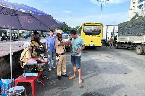 Ngày đầu ra quân, CSGT phát hiện 57 lái xe vi phạm nồng độ cồn trên quốc lộ 1 - Ảnh 1. Một lái xe thổi đo nồng độ cồn trên quốc lộ 1 - Ảnh: PC08