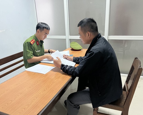 Kêu gọi 500 người mua cổ phần, lừa đảo gần 40 tỉ đồng - Ảnh 2. Nguyễn Thái Điền tại cơ quan công an - Ảnh: H.B.
