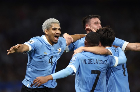 Brazil và Argentina cùng thua ở vòng loại World Cup 2026 - Ảnh 1. Niềm vui của các cầu thủ Uruguay sau khi ghi bàn vào lưới Argentina - Ảnh: REUTERS
