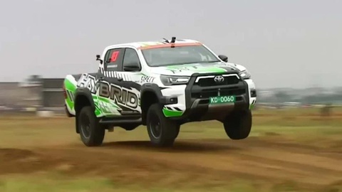 Toyota Hilux hybrid đua thử sức bền chờ ngày ra mắt- Ảnh 1. Toyota Hilux hybrid được đem đi đua Rally để thử khả năng vận hành nặng - Ảnh: Toyota