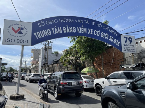 Nhu cầu đăng kiểm cuối năm 60.000 lượt, TP.HCM lo các trung tâm quá tải - Ảnh 1. Dự kiến có khoảng 60.000 xe ở TP.HCM đi đăng kiểm trong tháng 12-2023 - Ảnh: CHÂU TUẤN