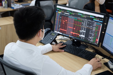 Tin tức sáng 28-11: Phạt loạt doanh nghiệp 'ém' thông tin; Ngân hàng Nhà nước rút kinh nghiệm- Ảnh 1. Ủy ban Chứng khoán Nhà nước vừa có quyết định phạt thêm loạt doanh nghiệp vi phạm - Ảnh: BÔNG MAI