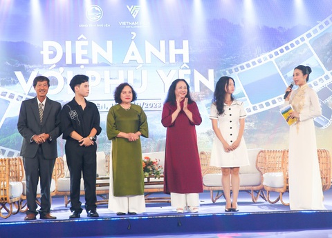 Cặp sao nhí Tôi thấy hoa vàng trên cỏ xanh trưởng thành sau 8 năm - Ảnh 1. Dàn diễn viên nhiều thế hệ hội ngộ trong sự kiện Điện ảnh với Phú Yên