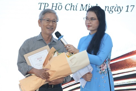 Tác phẩm 'Thầy giáo làng' đoạt giải nhất cuộc thi viết 'Người thầy kính yêu' lần 2 - Ảnh 1. Tác giả Quang Ân chia sẻ cảm nghĩ về giải thưởng nhận được - Ảnh: HÂN NHIÊN