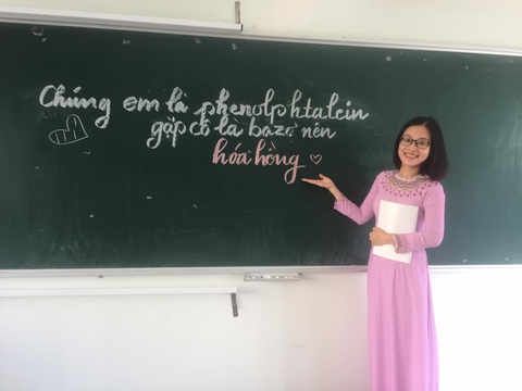 Ngày Nhà giáo Việt Nam: Những món chân thành để lại ấn tượng khó phai - Ảnh 1. Cô Quỳnh Ni, giáo viên dạy hóa Trường THPT Phan Châu Trinh (Đà Nẵng), bên cạnh bảng vẽ tay chúc mừng ngày 20-11 của học sinh - Ảnh: NVCC