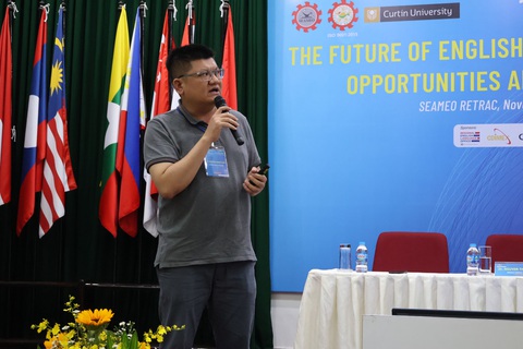 Dạy học tiếng Anh bằng hình thức trực tuyến cần được duy trì- Ảnh 2. TS Nguyễn Thành Luân đề xuất ý kiến tại hội thảo