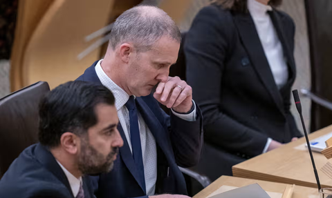 Michael Matheson (ở giữa) ngồi cạnh bộ trưởng đầu tiên của Scotland, ông Humza Yousaf vào ngày 17-11 - Ảnh: THE GUARDIAN Bộ trưởng Bộ Y tế Scotland Michael Matheson (giữa) ngày 17-11 - Ảnh: THE GUARDIAN