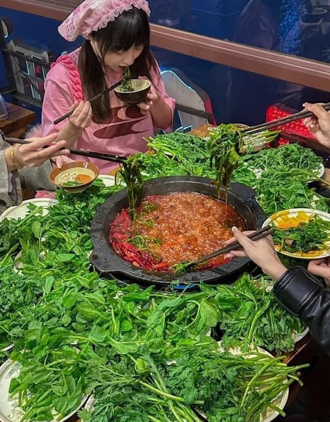 Ảnh vui 17-11: 'Tôi muốn ngồi ở vị trí không ai ngồi được' - Ảnh 5. Muốn ăn lẩu mà lại không có nhiều tiền...