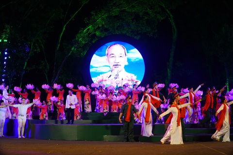 Chương trình nghệ thuật “Ánh trăng và người đưa đò thầm lặng” diễn ra tại Trường Quân sự Bộ Tư lệnh thành phố - Ảnh: BTC Chương trình nghệ thuật “Ánh trăng và người đưa đò thầm lặng” diễn ra tại Trường Quân sự Bộ Tư lệnh thành phố - Ảnh: BTC