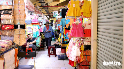 Chợ vắng khách: thời thế đã khác? - Ảnh 1. Tiểu thương chợ Bình Tây (quận 6) cho biết chưa lúc nào buôn bán ế ẩm như hiện nay, mong được giảm các chi phí mặt bằng thuê sạp để có thể gồng gánh vượt qua giai đoạn kinh tế khó khăn - Ảnh: PHƯƠNG QUYÊN