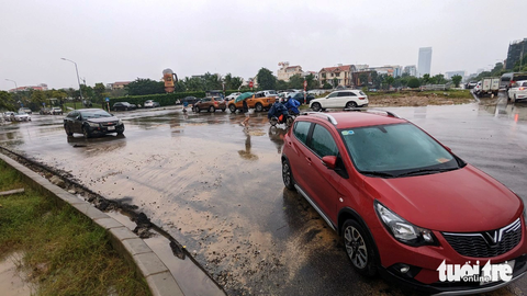 Nước rút, người Huế vội vàng đi giải cứu ‘xế cưng’ bị ngập lụt- Ảnh 1. Hàng loạt ô tô bị ngập nước lụt trên đường ở Huế nằm chờ được đưa đi