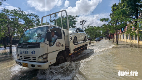 Nước rút, người Huế vội vàng đi giải cứu ‘xế cưng’ bị ngập lụt- Ảnh 5. Xe cứu hộ ô tô hoạt động hết công suất