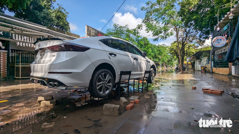 Nước rút, người Huế vội vàng đi giải cứu ‘xế cưng’ bị ngập lụt- Ảnh 8. Người dân ở bên trong Kinh thành Huế nâng xe lên cao nhưng cũng không thoát khỏi cảnh ngập nước lụt