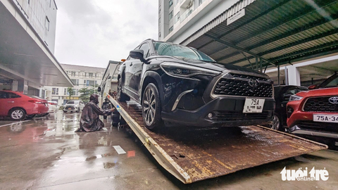 Nước rút, người Huế vội vàng đi giải cứu ‘xế cưng’ bị ngập lụt- Ảnh 2. Các đội cứu hộ ô tô ở TP Huế những ngày qua liên tục nhận được cuộc gọi của người dân có "xế cưng" bị ngập trong nước lũ