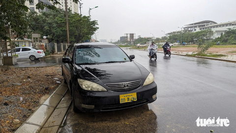 Nước rút, người Huế vội vàng đi giải cứu ‘xế cưng’ bị ngập lụt- Ảnh 6. Một chiếc ô tô biển số nước ngoài nằm chờ "giải cứu"