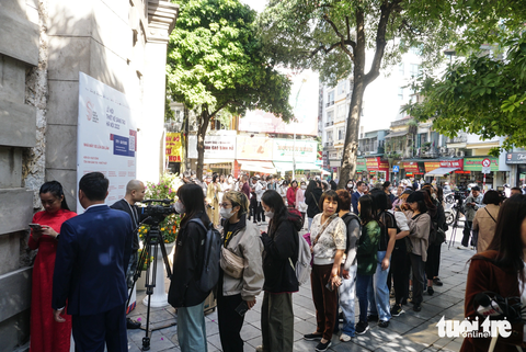 Hàng dài du khách chờ vào tham quan phía bên ngoài tháp nước trong ngày mở cửa đầu tiên - Ảnh: NGUYỄN HIỀN Hàng dài du khách chờ vào tham quan tháp nước trong ngày mở cửa đầu tiên