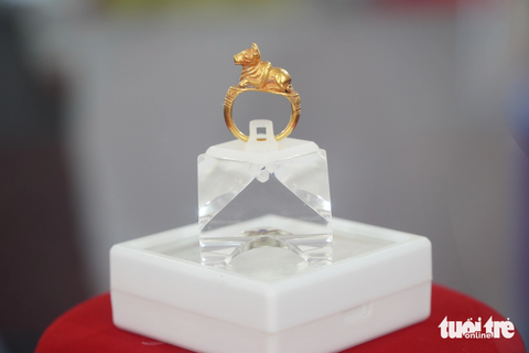 Thêm nhiều tư liệu khoa học mới về khu di tích Óc Eo - Ba Thê - Ảnh 2. Bảo vật quốc gia, nhẫn vàng Nandin có niên đại thế kỷ thứ 5 được khai quật tại gò Giồng Cát trên cánh đồng Óc Eo