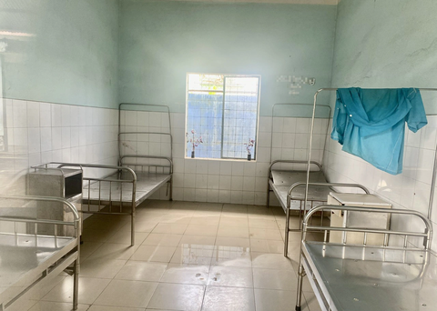 Bệnh viện Tâm thần Đà Nẵng dột nước được lợp bạt mới, làm máng xối - Ảnh 2. Một phòng bị thấm dột trước đây tại Bệnh viện Tâm thần Đà Nẵng