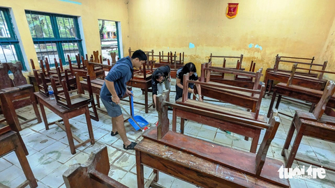 Thầy cô đội mưa đến trường dọn dẹp bùn non sau ngập lụt ở Huế - Ảnh 2. Nhiều trường học ở Huế ngập lụt sâu, chưa thể trở lại dạy học bình thường - Ảnh: NHẬT LINH