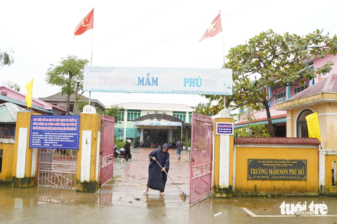 Thầy cô đội mưa đến trường dọn dẹp bùn non sau ngập lụt ở Huế - Ảnh 3. Các cô giáo Trường mầm non Phú Hồ (huyện Phú Vang, Thừa Thiên Huế) đội mưa đến trường dọn dẹp bùn đất sau ngập lụt - Ảnh: MINH ĐỨC