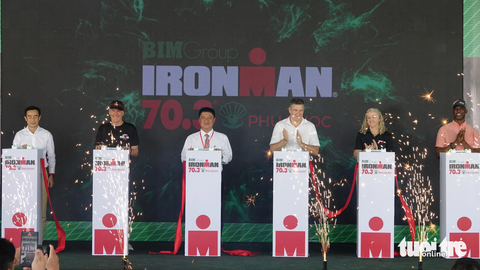 Giải IRONMAN 70.3 giới thiệu Phú Quốc đến gần hơn với khách quốc tế - Ảnh 1. Ban tổ chức cùng lãnh đạo sở, ngành tỉnh Kiên Giang nhấn nút khai mạc giải chạy Ironman 70.3 Phú Quốc - Ảnh: CHÍ CÔNG