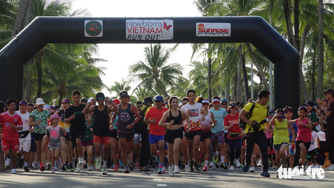Giải IRONMAN 70.3 giới thiệu Phú Quốc đến gần hơn với khách quốc tế - Ảnh 4. Giải chạy từ thiện Newborns Việt Nam Runout thu hút hơn 300 vận động viên và khách quốc tế tham gia - Ảnh: CHÍ CÔNG