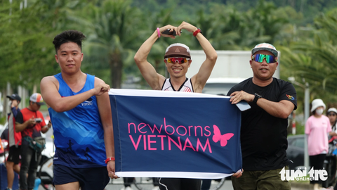 Giải IRONMAN 70.3 giới thiệu Phú Quốc đến gần hơn với khách quốc tế - Ảnh 5. Dù chạy có mệt nhưng các vận động viên và khách quốc tế luôn nở nụ cười tươi - Ảnh: CHÍ CÔNG