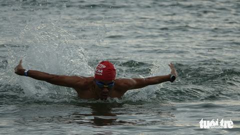 Giải IRONMAN 70.3 giới thiệu Phú Quốc đến gần hơn với khách quốc tế - Ảnh 6. Các vận động viên tập luyện bơi trên biển để tham gia giải Ironman 70.3 tại Phú Quốc - Ảnh: CHÍ CÔNG