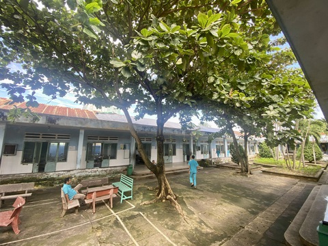 Bệnh viện Tâm thần Đà Nẵng dột nước được lợp bạt mới, làm máng xối - Ảnh 1. Khoa phục hồi chức năng và khoa tâm thần trẻ em được phủ bạt mới và làm máng xối