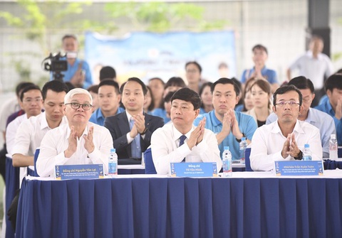 Chủ tịch tỉnh Bình Dương: Giải bóng đá công nhân là sân chơi ý nghĩa, nhân văn - Ảnh 3. Từ trái qua phải: Ông Nguyễn Văn Lợi - Bí thư tỉnh ủy Bình Dương, ông Võ Văn Minh - Chủ tịch UBND tỉnh Bình Dương, ông Trần Xuân Toàn - Phó tổng biên tập Báo Tuổi Trẻ tham dự lễ khai mạc sáng 17-11 - Ảnh: NGUYÊN KHÔI