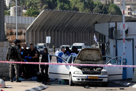 Israel tuyên bố phá 'âm mưu thảm sát' - Ảnh 1. Nhân viên an ninh Israel điều tra tại hiện trường xảy ra vụ bạo lực ở trạm kiểm soát giữa Bethlehem và Jerusalem ở Bờ Tây ngày 16-11 - Ảnh: REUTERS