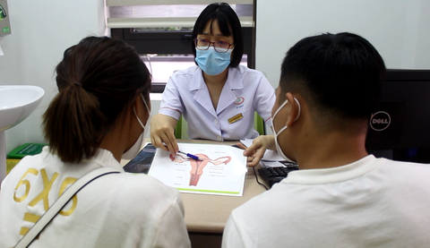 Bác sĩ Bệnh viện Nam học và Hiếm muộn Hà Nội tư vấn cho bệnh nhân - Ảnh minh họa: DƯƠNG LIỄU Bác sĩ Bệnh viện Nam học và Hiếm muộn Hà Nội tư vấn cho bệnh nhân - Ảnh minh họa: DƯƠNG LIỄU