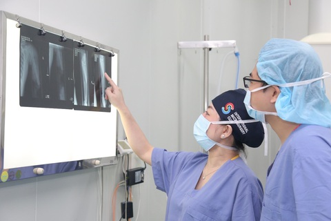 Các bác sĩ trong tua trực cấp cứu cùng hội chẩn, đánh giá chấn thương của bệnh nhân N.K.H trước khi phẫu thuật - Ảnh: BVCC Các bác sĩ trong tua trực cấp cứu cùng hội chẩn, đánh giá chấn thương của bệnh nhân N.K.H. trước khi phẫu thuật - Ảnh: BVCC