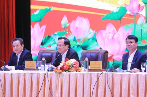 Bộ trưởng Bộ Lao động - Thương binh và Xã hội Đào Ngọc Dung (giữa) chủ trì hội nghị - Ảnh: TỐNG GIÁP Bộ trưởng Bộ Lao động - Thương binh và Xã hội Đào Ngọc Dung (giữa) chủ trì hội nghị - Ảnh: TỐNG GIÁP